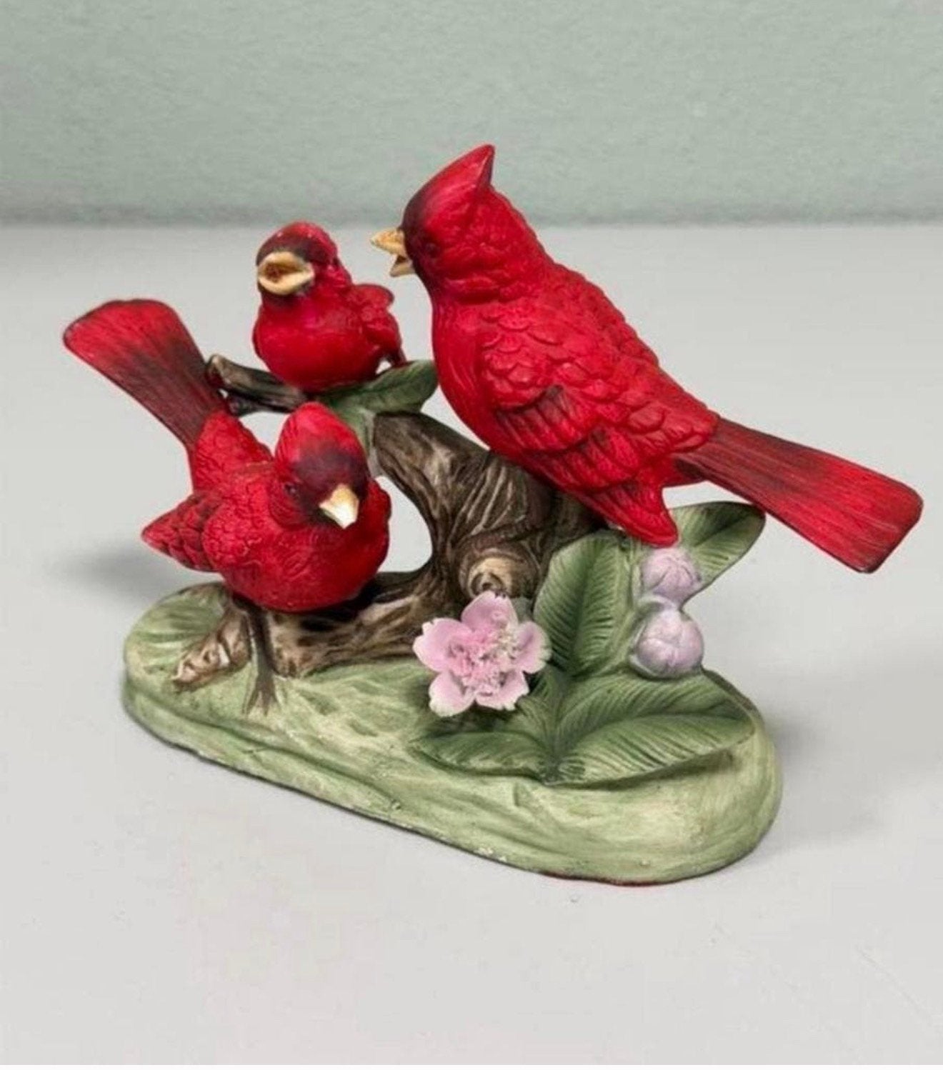 Vintage beeldje – Drie rode kardinaalvogels op tak – 18 cm, Ophalen of Verzenden, Zo goed als nieuw, Dier