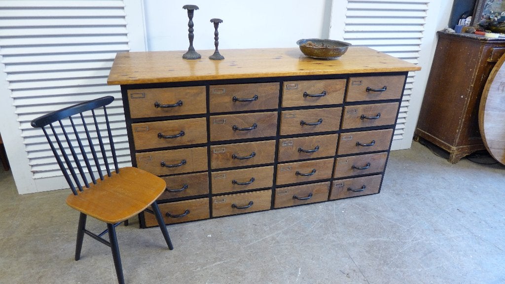 Foto 9 van Prachtige vintage werkbank toonbank  ladekast