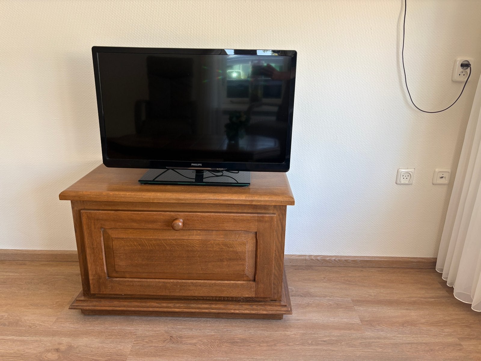 TV kast met klep én deksel, op wieltjes, Ophalen, Gebruikt, Eikenhout, 50 tot 100 cm