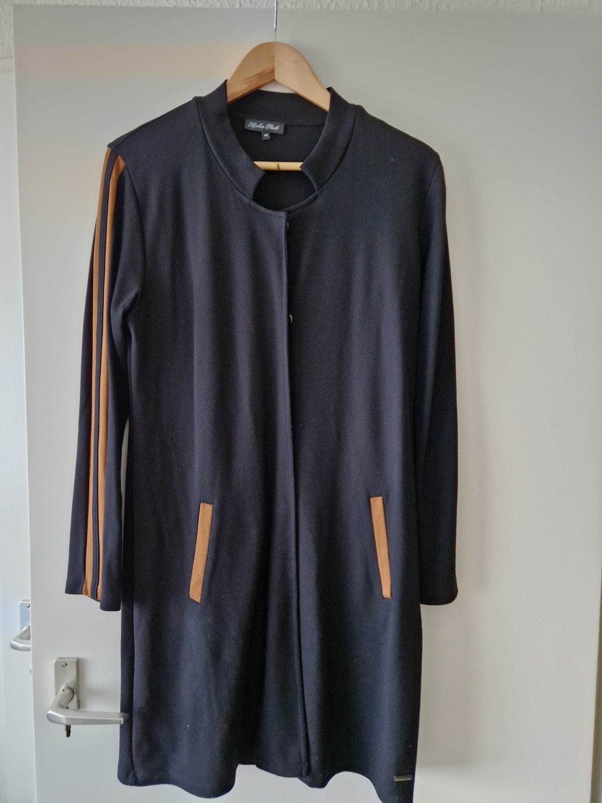 SOPHIA PERLA ZWARTE SWEATSTOF VEST/JAS MET BRUINE STREPEN 40, Maat 38/40 (M), Zwart, Nieuw, Ophalen of Verzenden