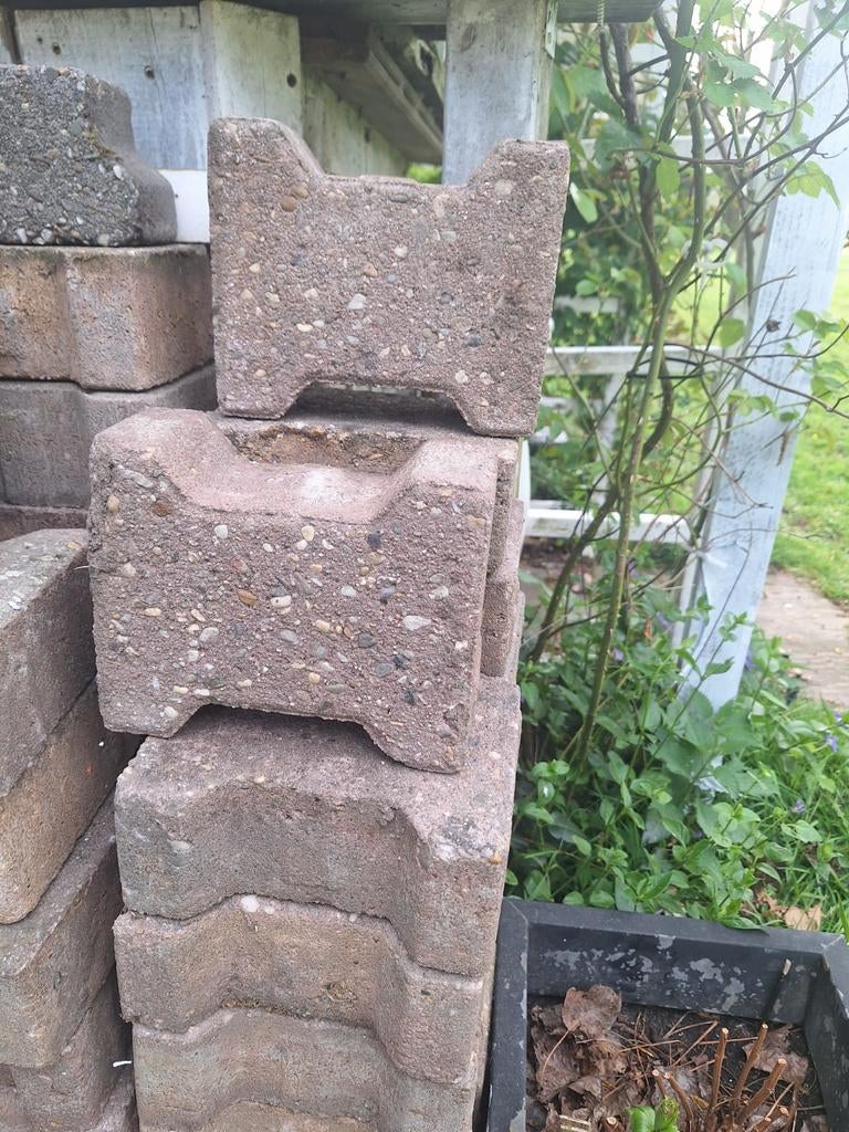 Gebruikte betonnen klinkers, 155 stuks .. gratis aftehalen, Gebruikt, Klinkers, Ophalen of Verzenden, 10 m² of meer