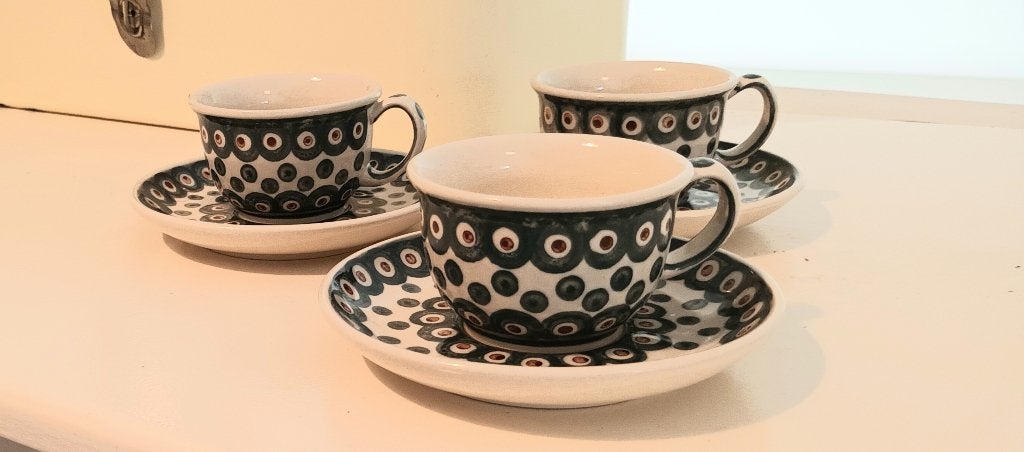 Set van 3 Poolse keramische kopjes en schotels, Bolestawiec, Overige merken, Keramiek, Ophalen of Verzenden, Zo goed als nieuw
