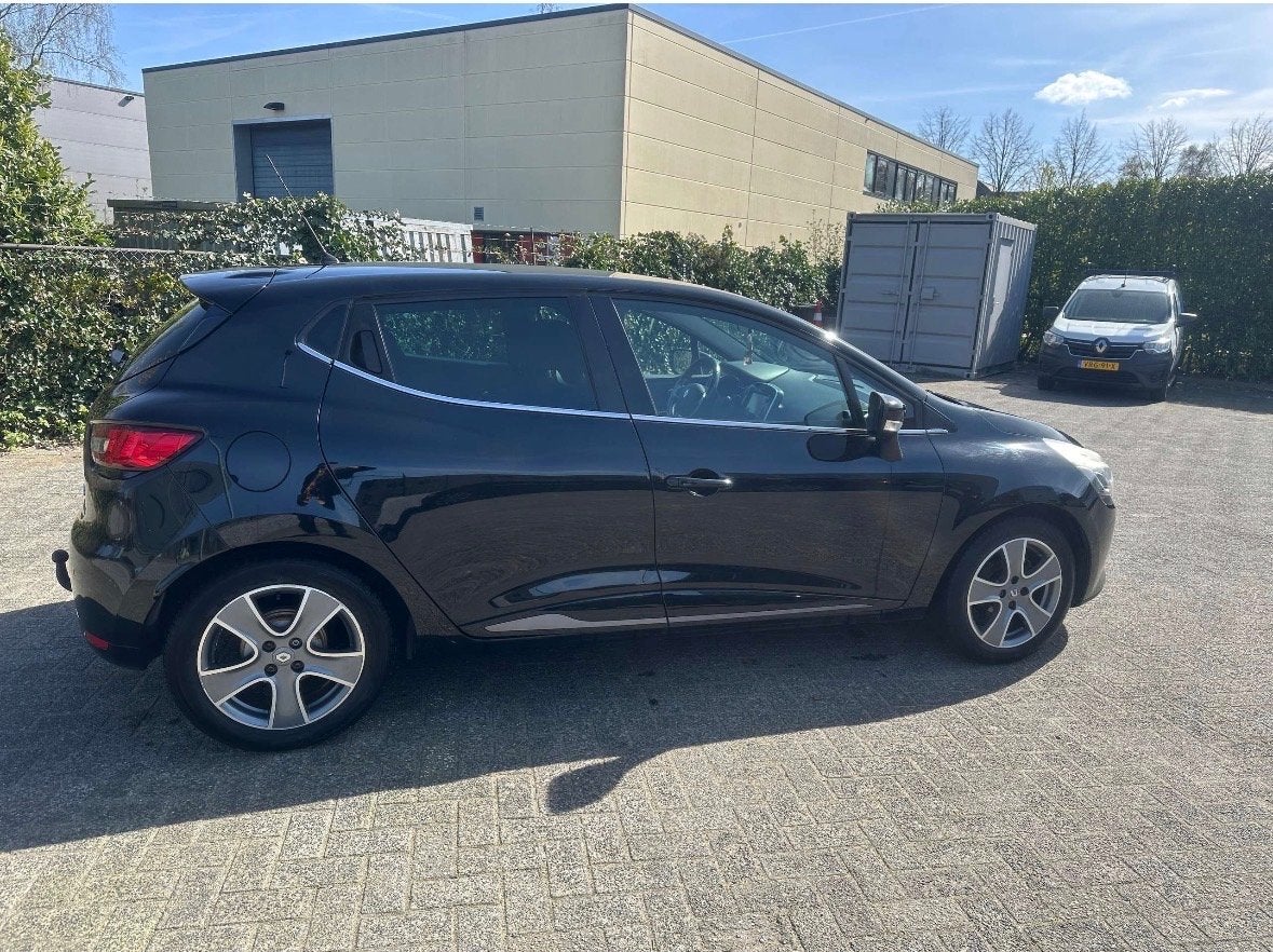 Renault Clio 0.9 TCE 66KW 5-DRS 2016 Zwart, Voorwielaandrijving, 898 cc, Stof, 40 €/maand