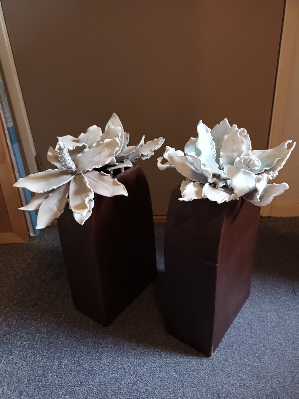 Set van 2 bruine vazen met kunstbloemen, Ophalen, Overige materialen, Gebruikt, Bruin