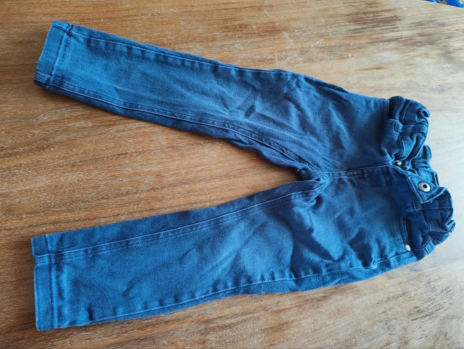 2x Kinderbroek maat 92 - Spijkerbroek en Donkergroene Joggin, Kinderen en Baby's, Kinderkleding | Maat 92, Broek, Gebruikt, Jongen of Meisje