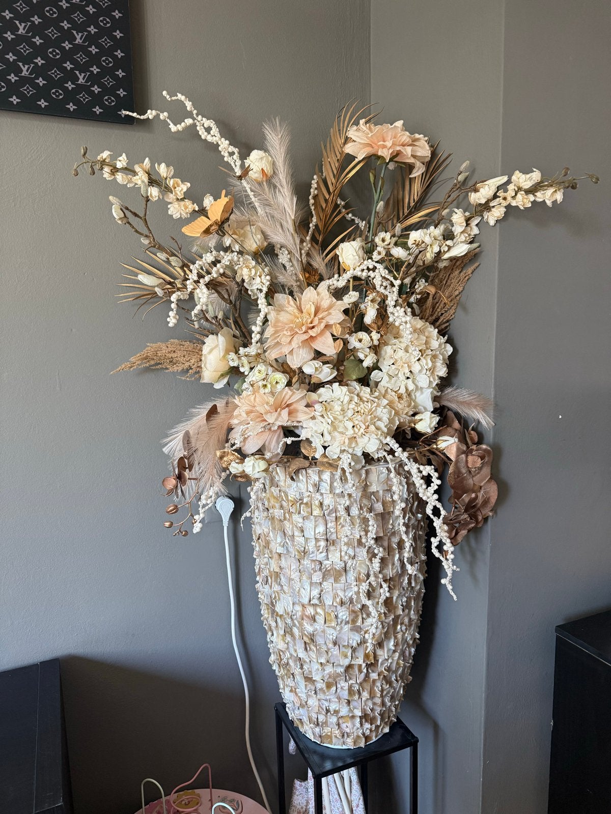 Grote eric kuster vaas met kunstbloemen - Beige/Crème, Huis en Inrichting, Ophalen, Overige materialen, Gebruikt, Beige