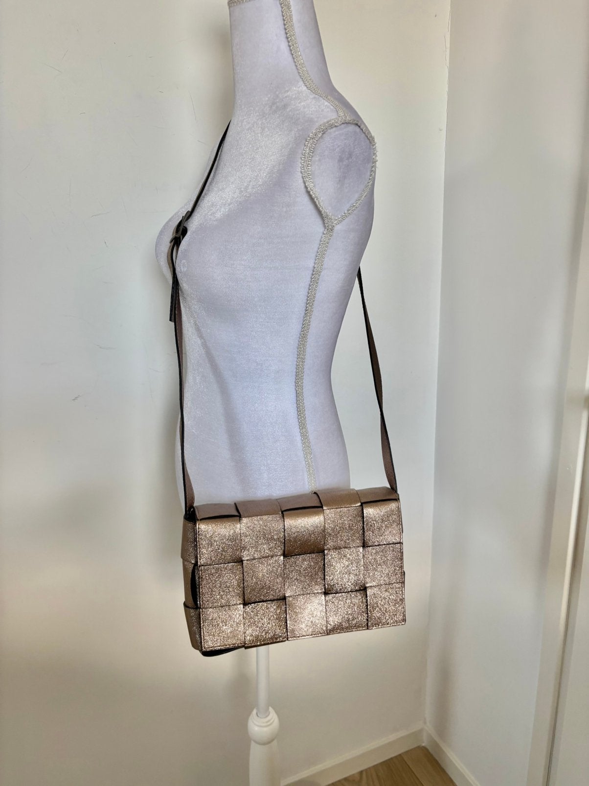 Bronzen tas - breed gevlochten patroon - metallic look, Sieraden, Tassen en Uiterlijk, Tassen | Damestassen, Ophalen of Verzenden