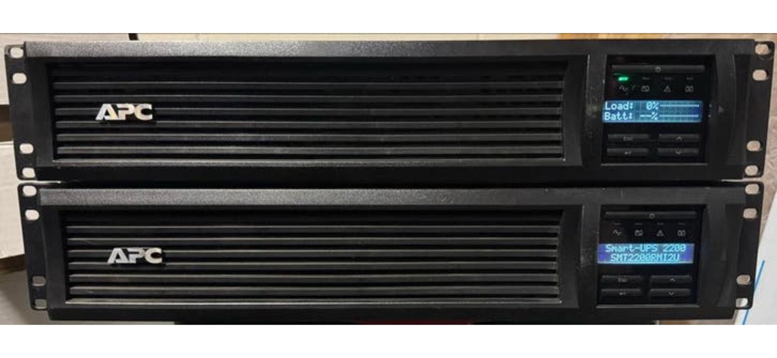 - APC Smart-UPS SMT2200RMI2U  2200VA nog 1 beschikbaar, Ophalen, Zo goed als nieuw