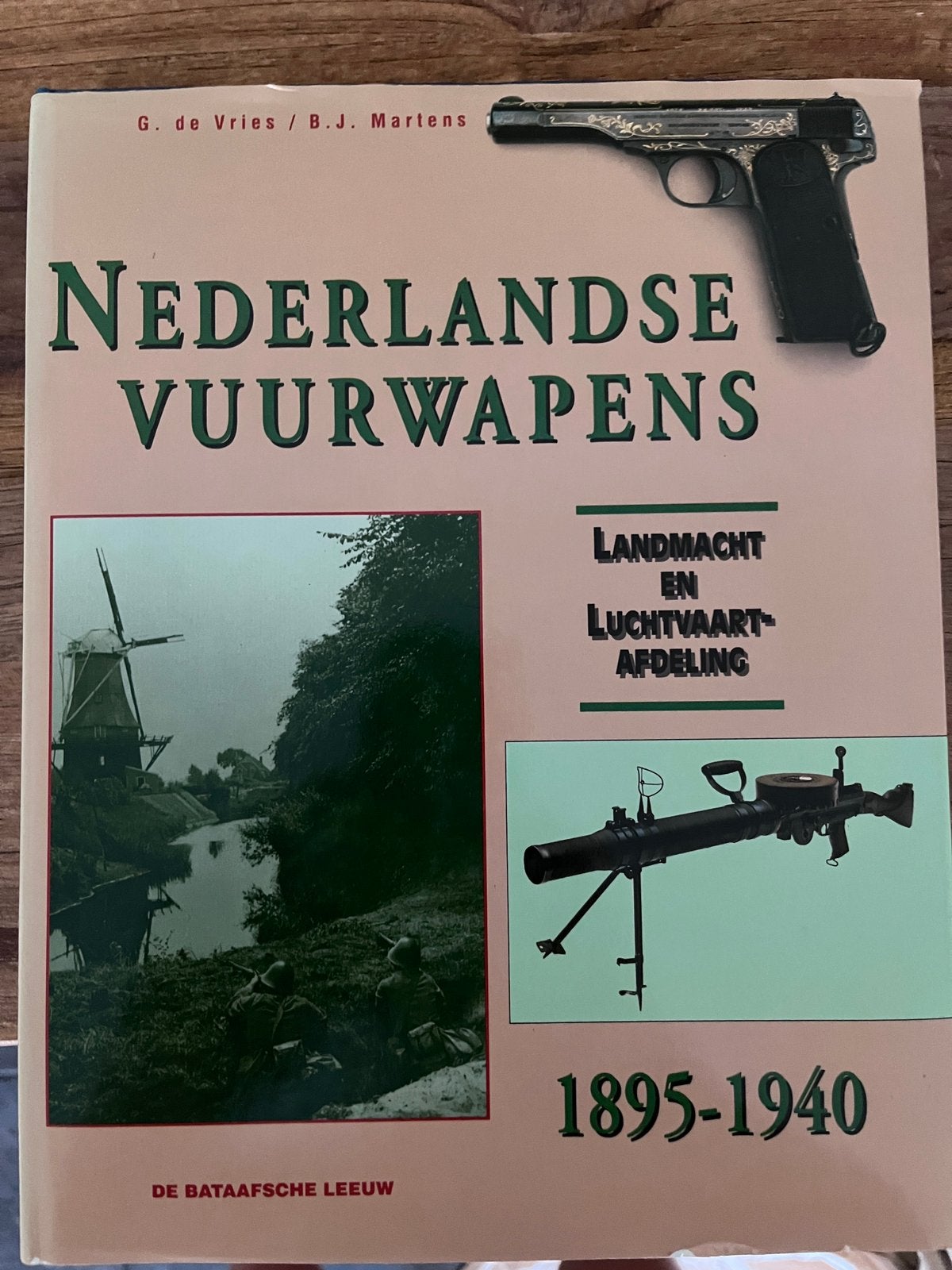Vries - Nederlandse vuurwapens 1895-1940, Verzenden, Tweede Wereldoorlog, Zo goed als nieuw, Vries