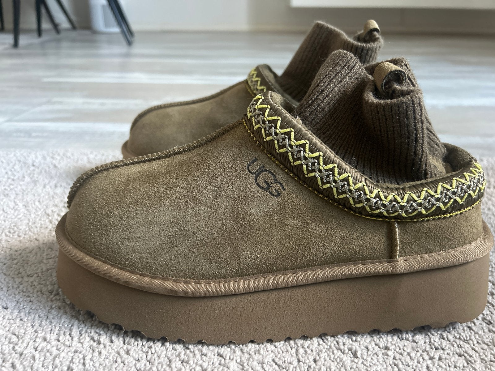 Ugg Tazz Slipper - Zo goed als nieuw, Ophalen of Verzenden, Zo goed als nieuw, Bruin, Slippers