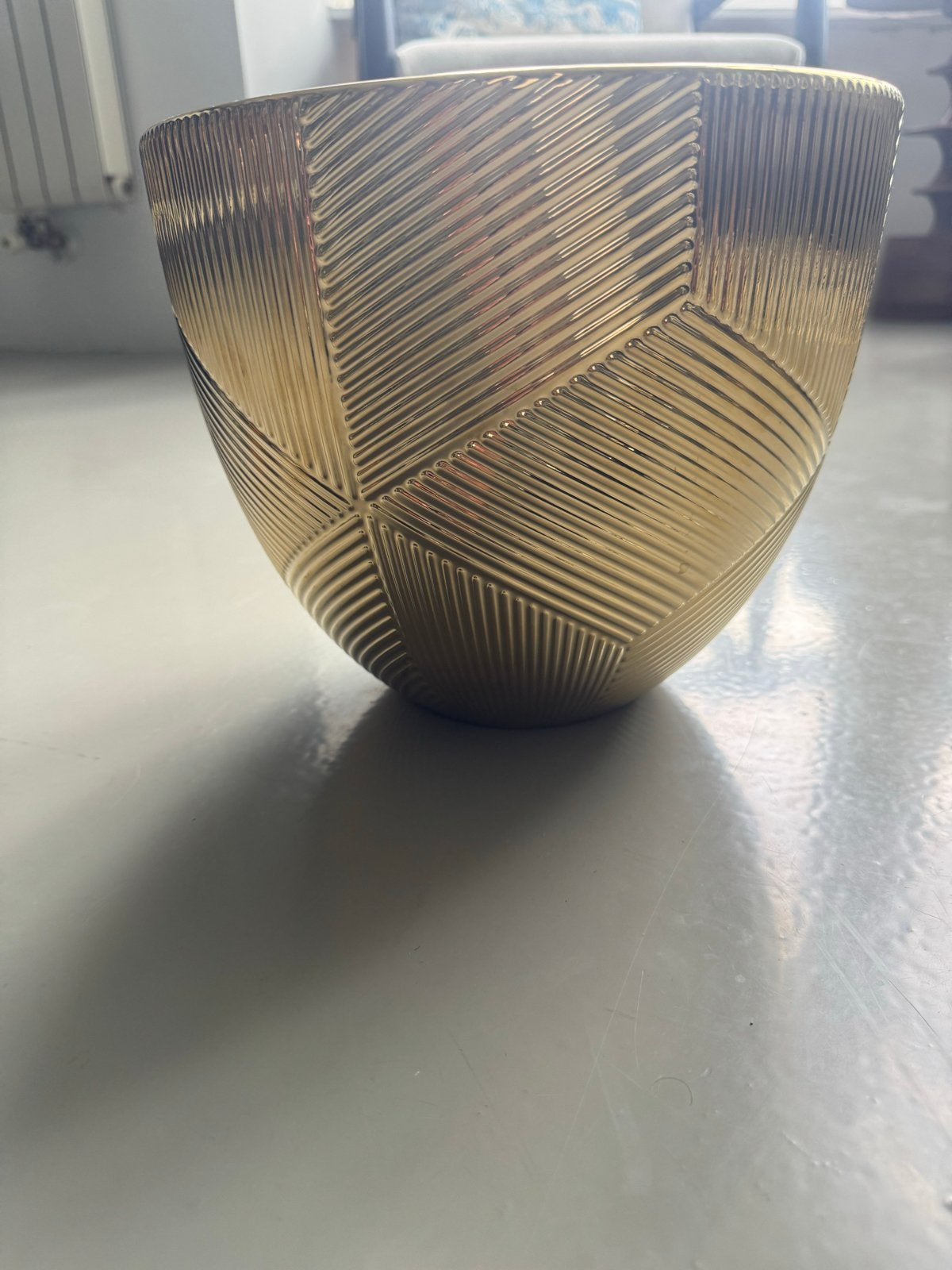 Gouden bloempot met uniek reliëfpatroon, 25 tot 40 cm, Rond, Ophalen of Verzenden, Zo goed als nieuw