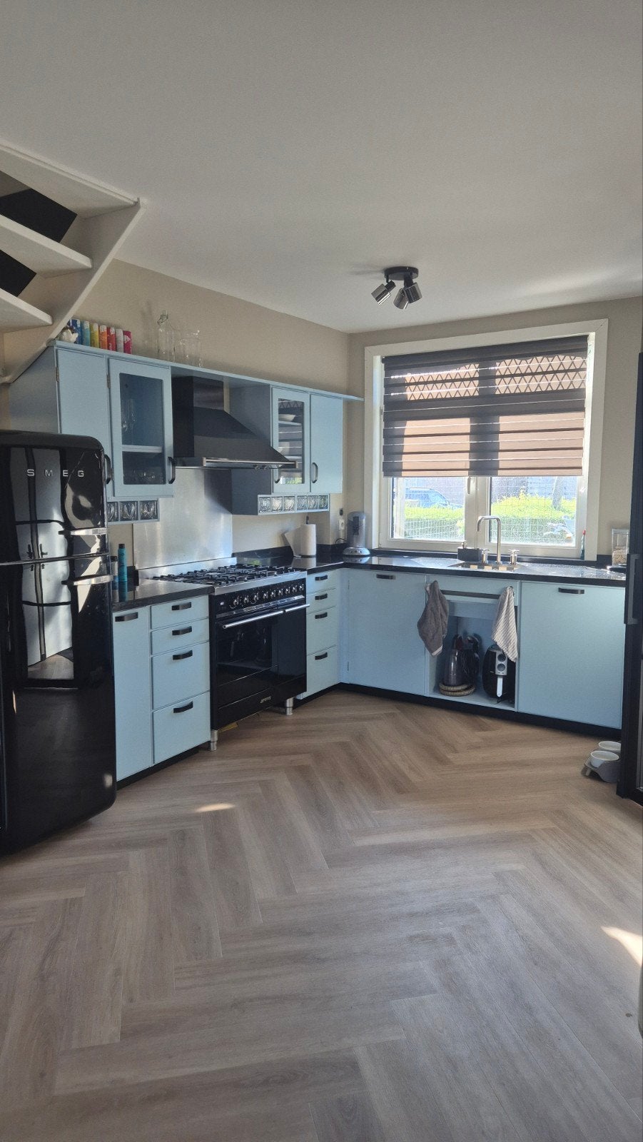 Bruynzeel Piet Zwart keuken (2020) met SMEG apparatuur, Huis en Inrichting, Keuken | Complete keukens, Ophalen, Gebruikt, Blauw