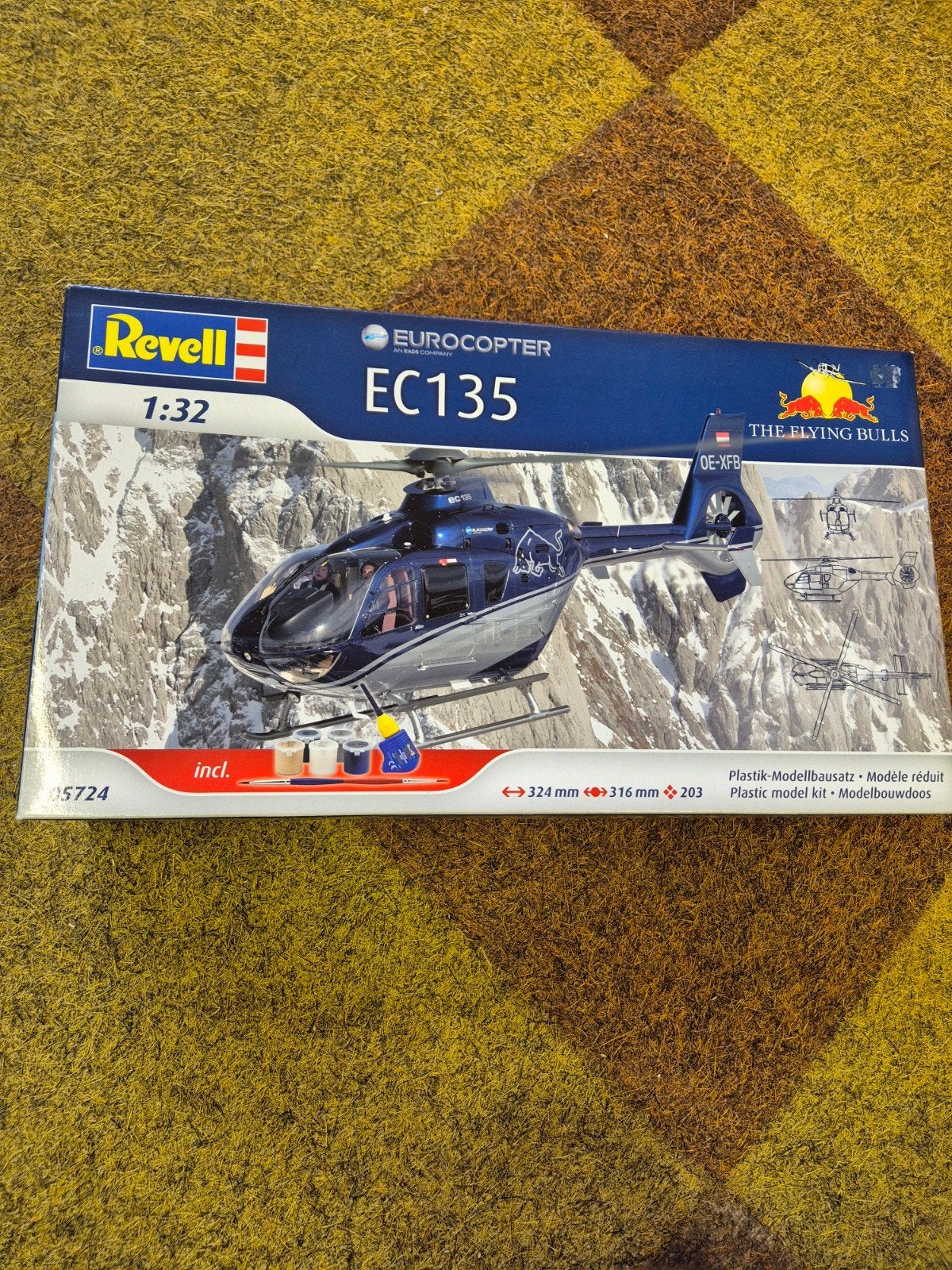 Revell 05724 EC135 "THE FLYING BULLS" met verf, Nieuw, Ophalen of Verzenden, Groter dan 1:72, Revell