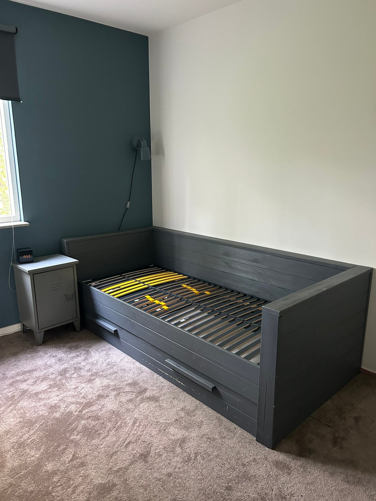 Bed WOOOD staalgrijs met lade, Ophalen, Zo goed als nieuw, Eenpersoons