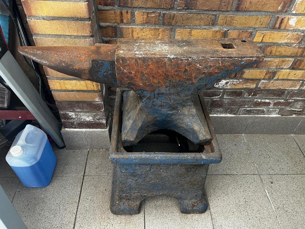 Aambeeld met standaard, Ophalen