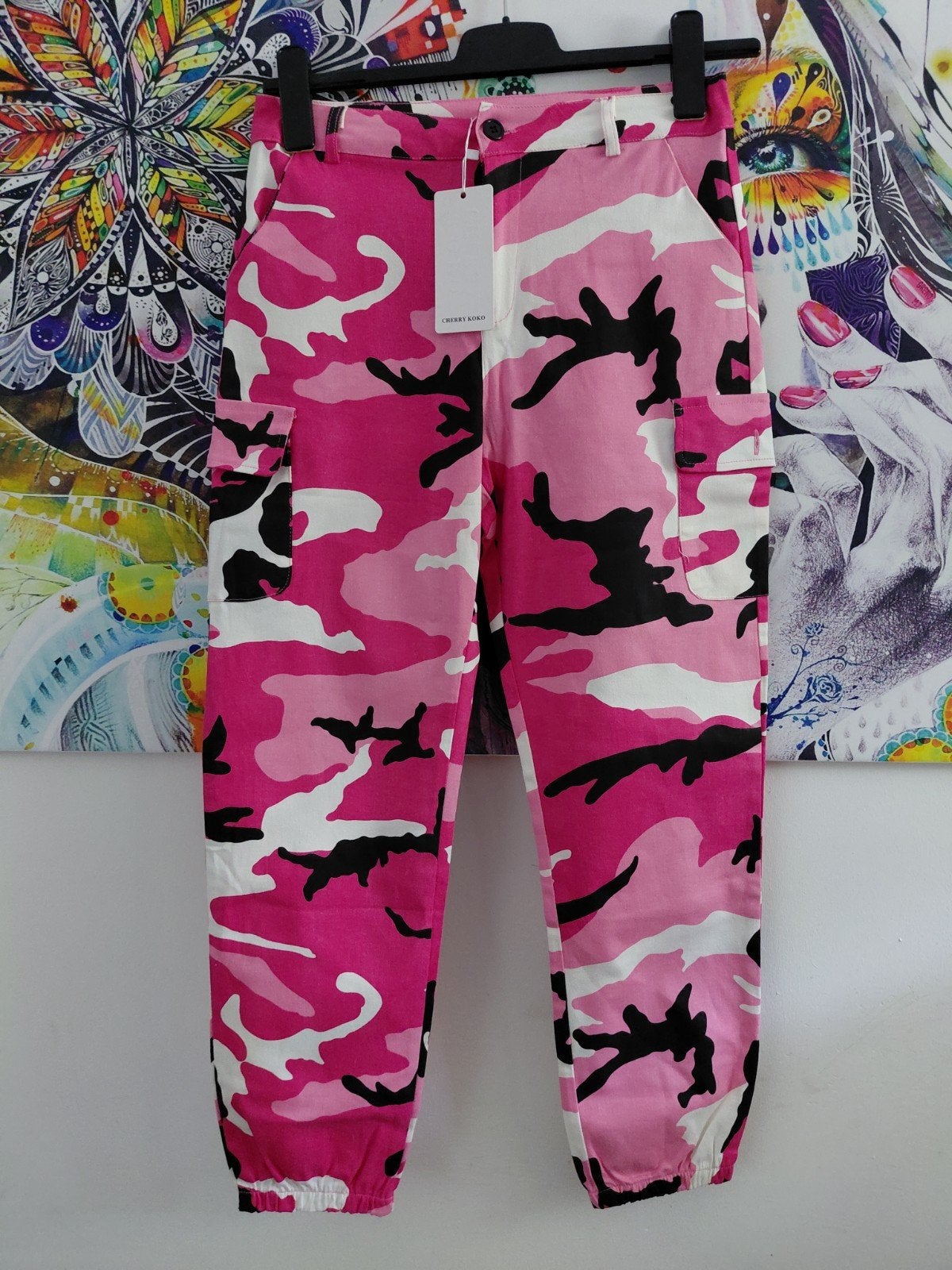Nieuwe Cherry Koko broek - Roze camouflage - Maat M, Kleding | Dames, Maat 38/40 (M), Nieuw, Ophalen of Verzenden, Roze