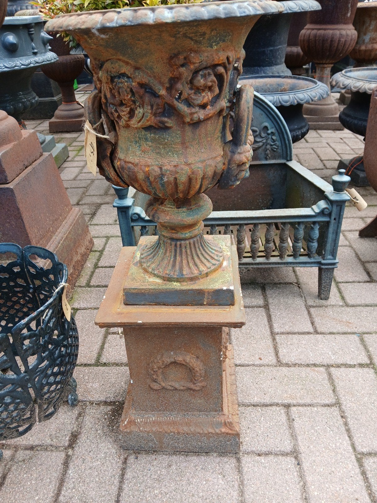 Gietijzeren vaas op sokkel baardman, Tuin en Terras, Tuinvazen, Ophalen