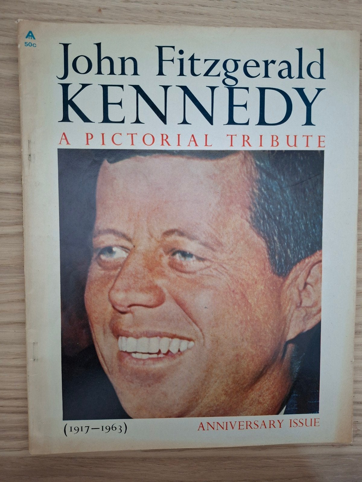 John F. Kennedy: A Pictorial Tribute (Anniversary Issue), Ophalen of Verzenden, Gelezen, Onbekend, Politiek