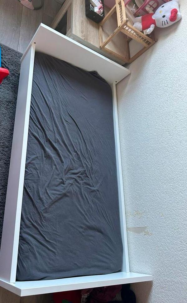 2x Peuterbed met houten poten, Kinderen en Baby's, Kinderkamer | Bedden, Ophalen, Gebruikt, 70 tot 85 cm, 140 tot 160 cm