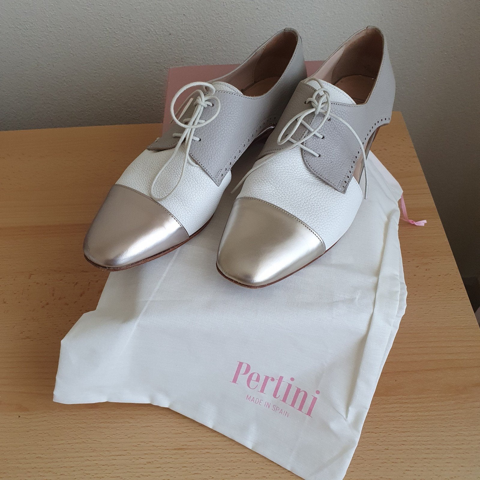 Pertini veterschoenen wit/grijs/licht brons maat 40, Kleding | Dames, Schoenen, Pertini, Schoenen met lage hakken, Wit, Ophalen of Verzenden