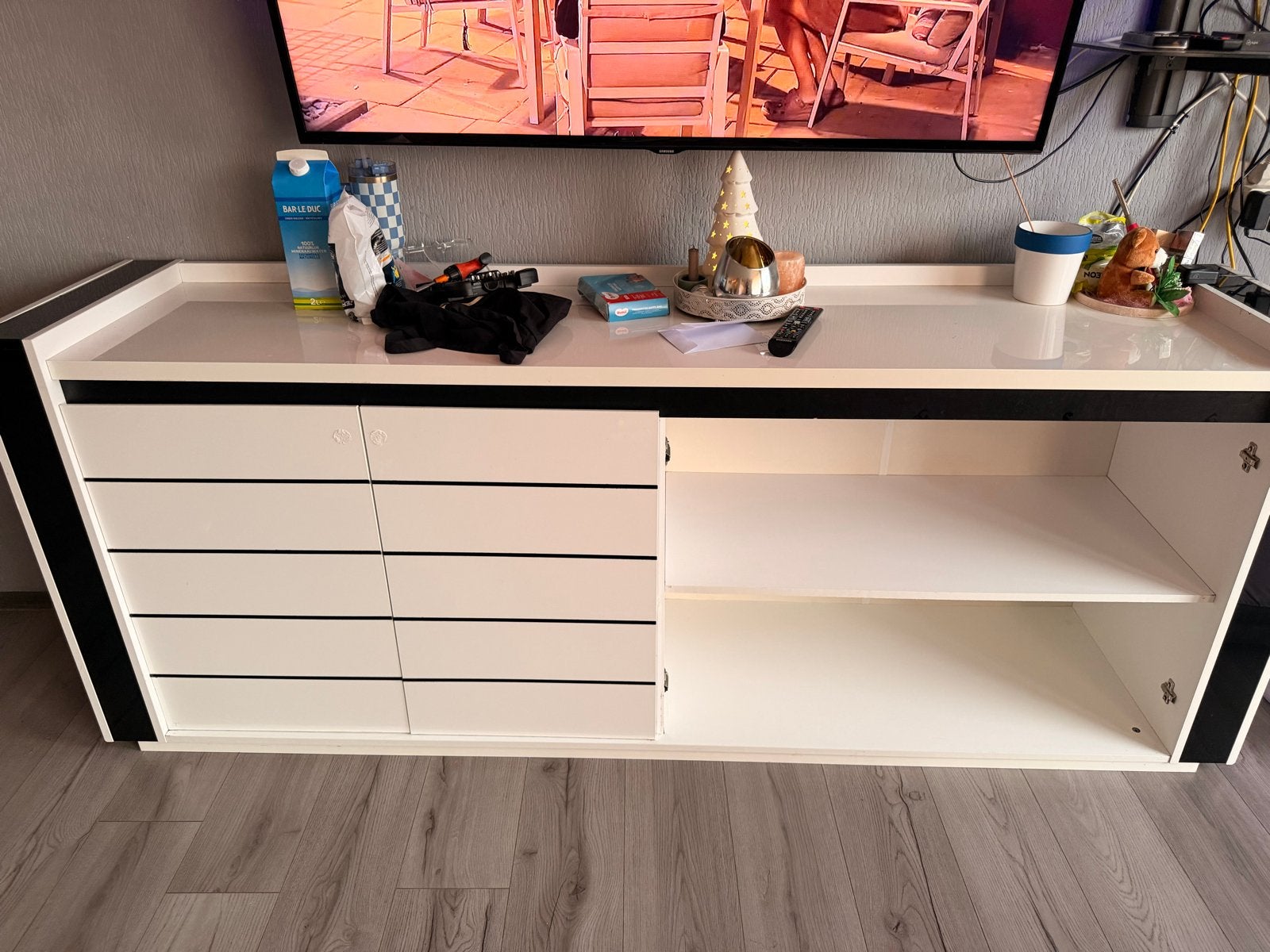 Modern wit dressoir met zwarte accenten, Ophalen, Overige materialen, Gebruikt, 150 tot 200 cm