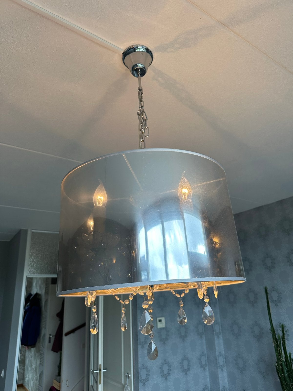 Moderne hanglamp met kristallen en grijze kap, Ophalen, Gebruikt, Overige materialen, E14 (klein)