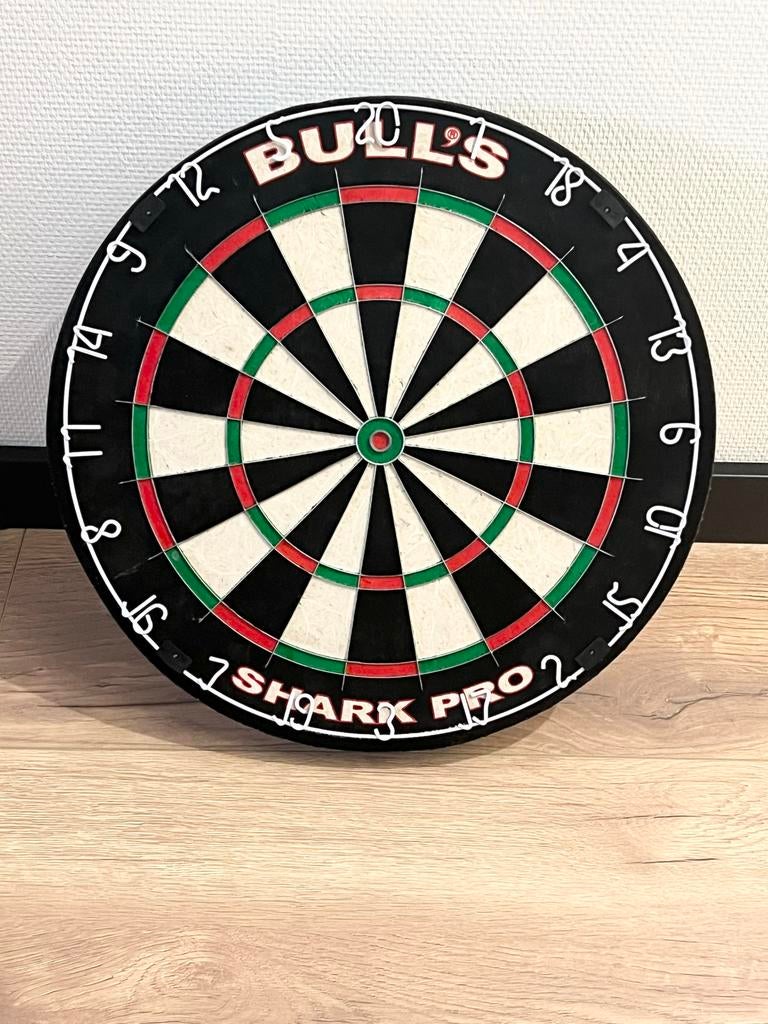 Bulls Shark Pro Dartbord -, Sport en Fitness, Darts, Ophalen of Verzenden, Gebruikt, Dartbord