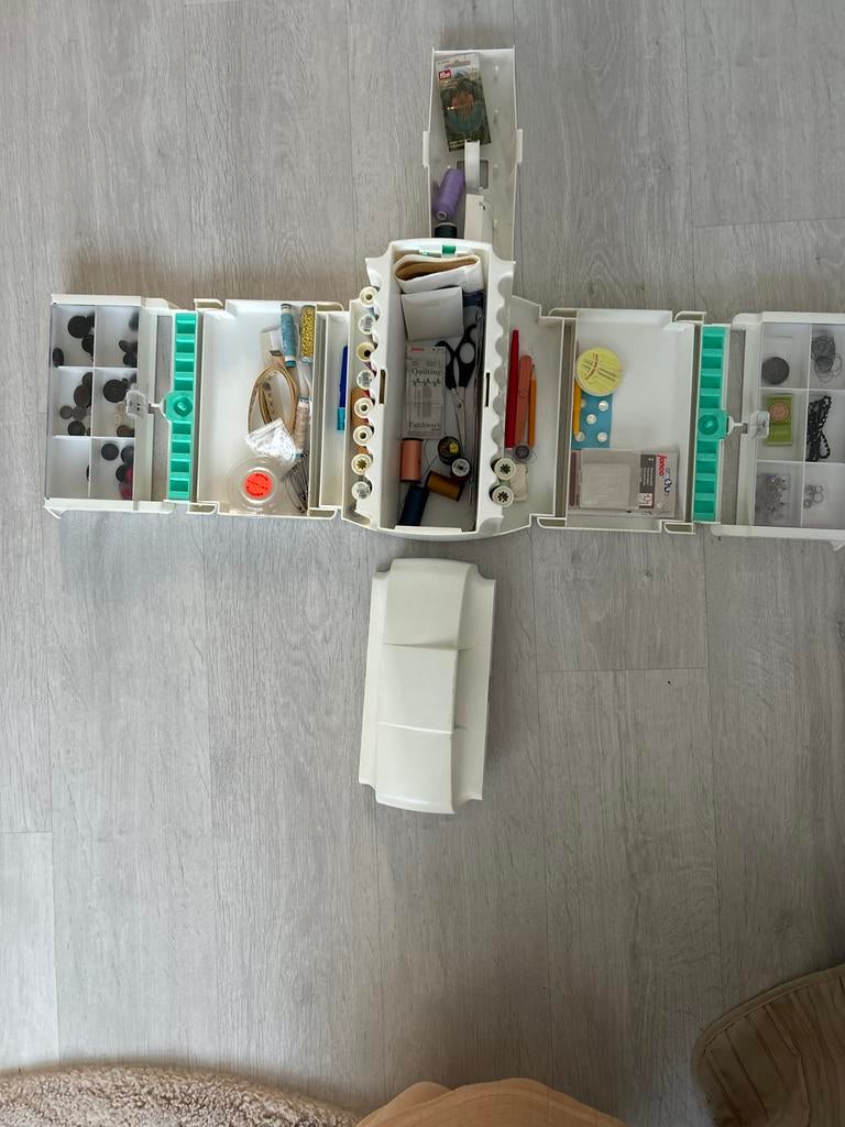 Naaikoffertje met inhoud, Hobby en Vrije tijd, Naaien en Fournituren, Ophalen of Verzenden, Gebruikt, Overige typen