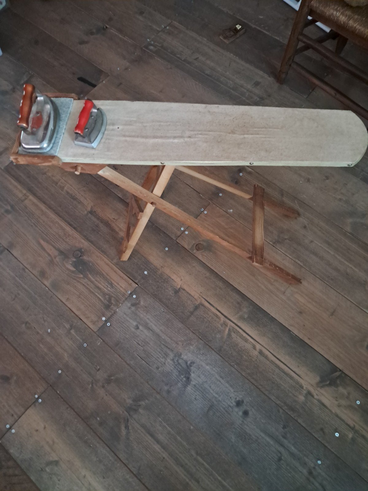 Vintage Strijkplank met Antieke Strijkijzers - Decoratief, Ophalen of Verzenden, Gebruikt