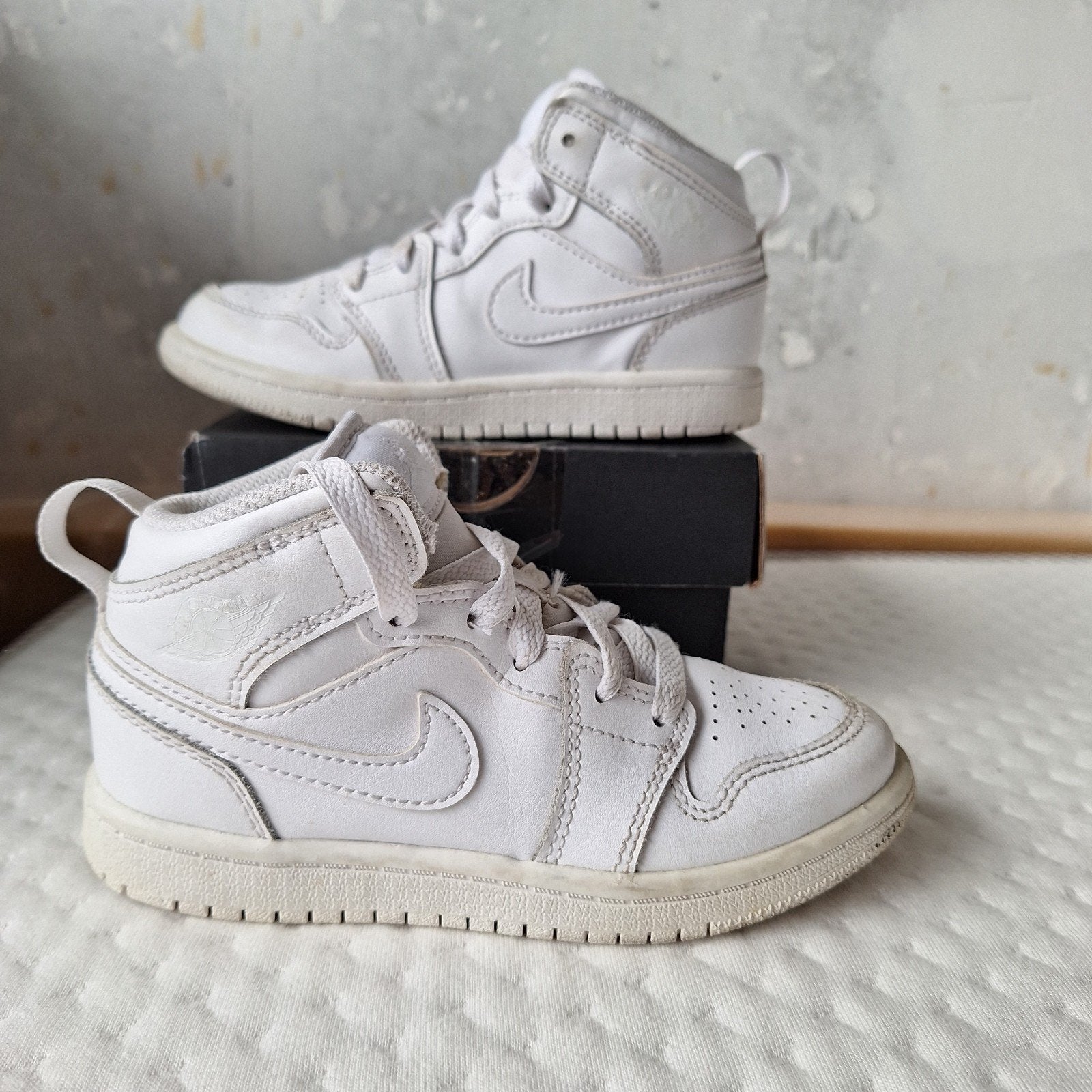 Jordan 1 Mid (PS) Witte Sneakers Maat 28.5, Gebruikt, Ophalen of Verzenden, Jordan, Jongen of Meisje