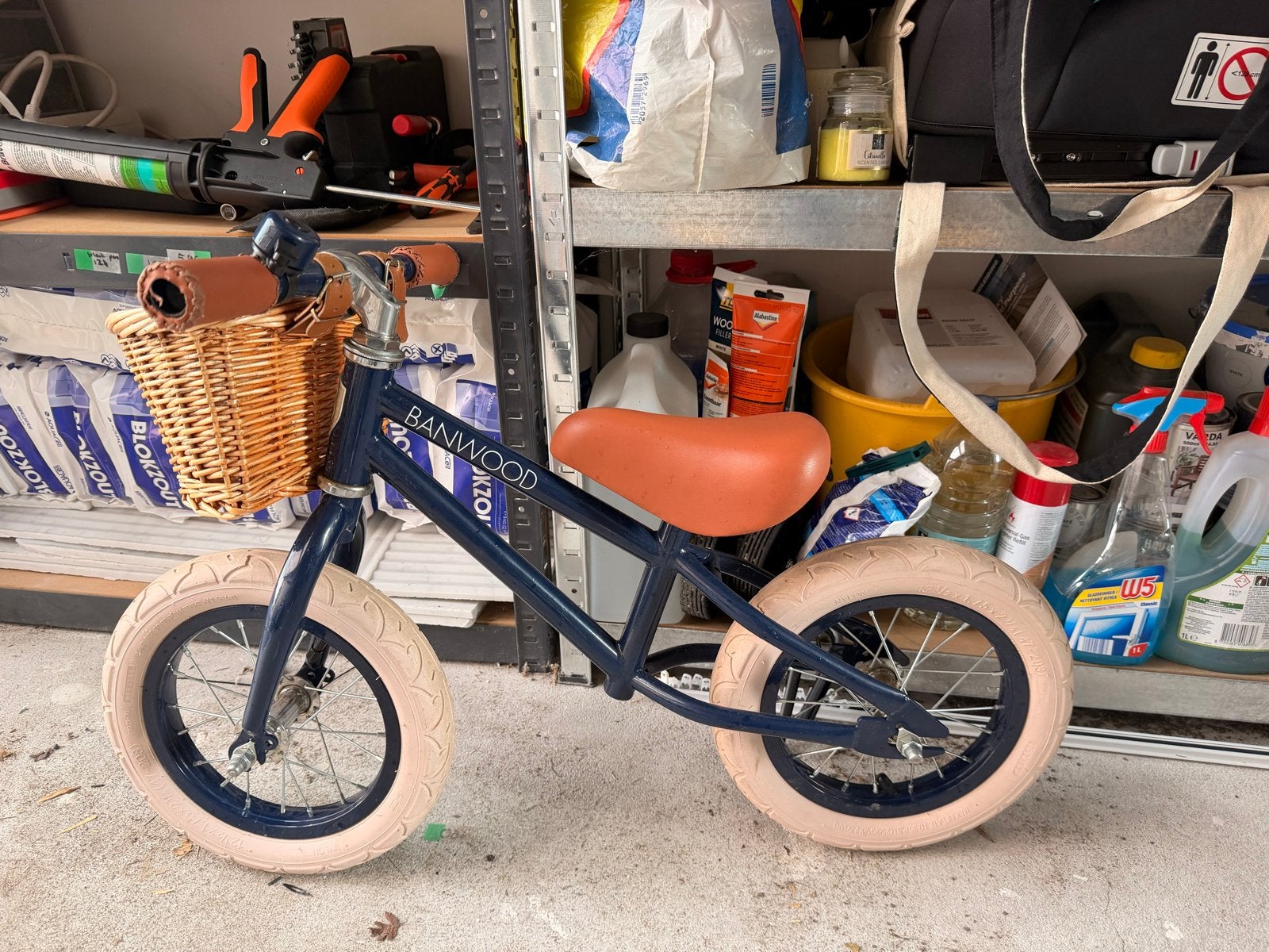 Banwood First Go kinderloopfiets met mandje, Fietsen en Brommers, Ophalen, Zo goed als nieuw, Minder dan 16 inch