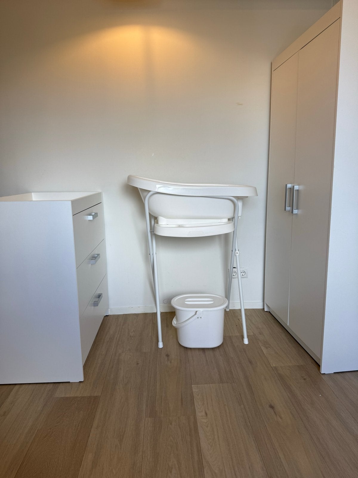 Complete babykamer set: Commode, kledingkast en babybadje