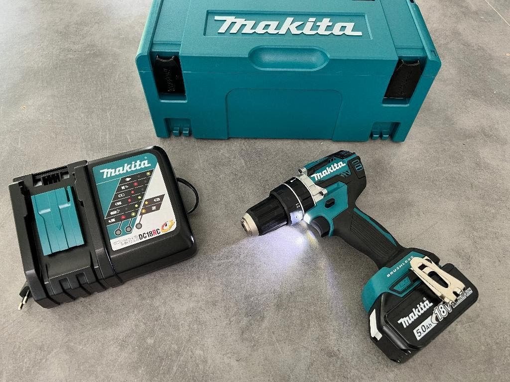 MAKITA 18V 5Ah ACCU BOOR + KLOPSTAND VOOR PANNEN BRUSHLESS