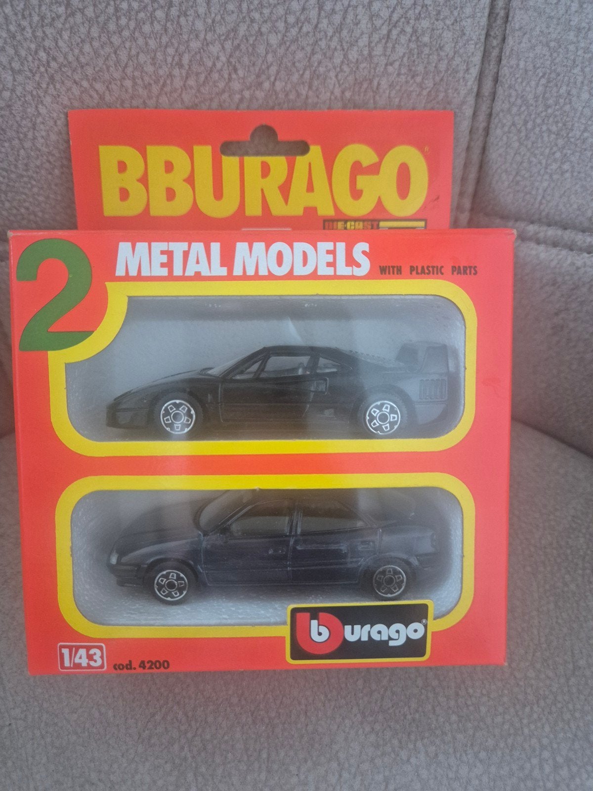 Bburago Metal Models 1:43 – Set van 2 auto’s Originele, Hobby en Vrije tijd, Modelauto's | Overige schalen, Zo goed als nieuw