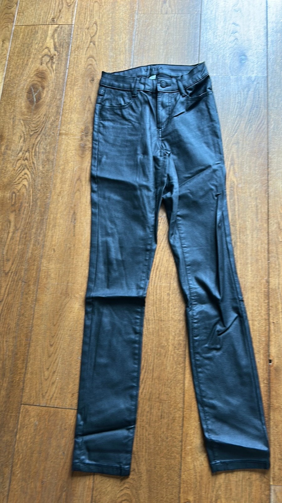 Vila coated jeans Zwart Maar XS, Ophalen of Verzenden, Zo goed als nieuw, Zwart, W27 (confectie 34) of kleiner