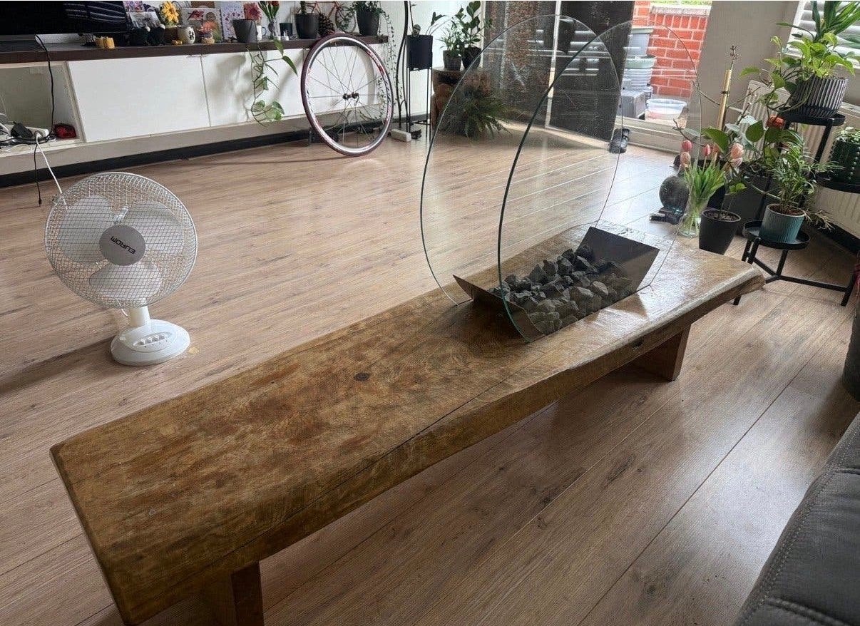 Unieke robuuste salontafel van massief hout met glazen plate, Ophalen, Gebruikt, 100 tot 150 cm, 50 tot 100 cm
