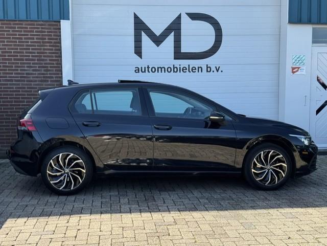 Volkswagen Golf 1.5 TSI Life -Panoramadak-LED-Sfeer-Trekhaak, Automatische klimaatregeling, Stof, 4 cilinders, Zwart