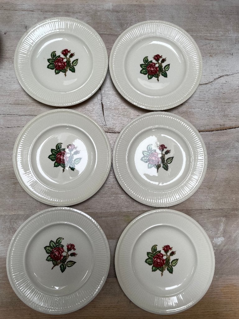 6 Wedgwood Moss Rose bordjes, Ophalen of Verzenden, Zo goed als nieuw, Porselein, Bord of Schaal