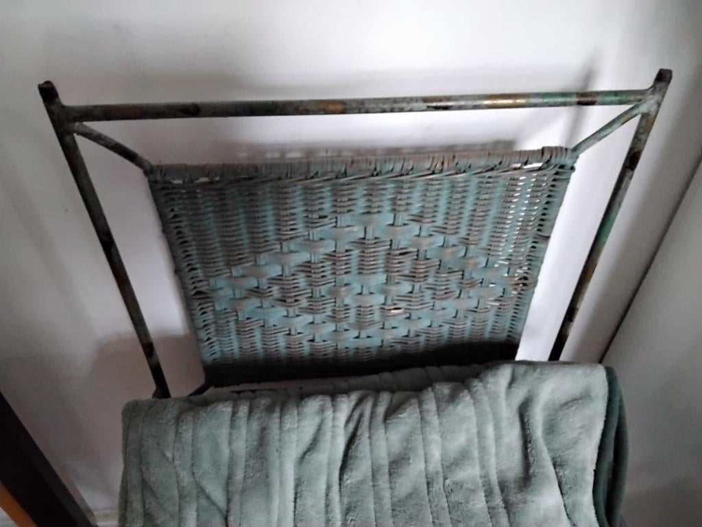 Vintage stoel met oud groen metalen frame en rieten zitting, Ophalen