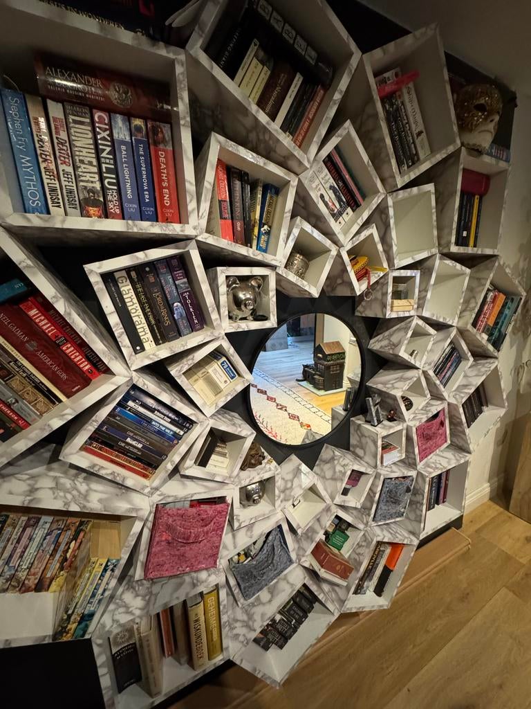 Unieke Boekenkast mandala, Ophalen, Met plank(en), 150 tot 200 cm, Zo goed als nieuw