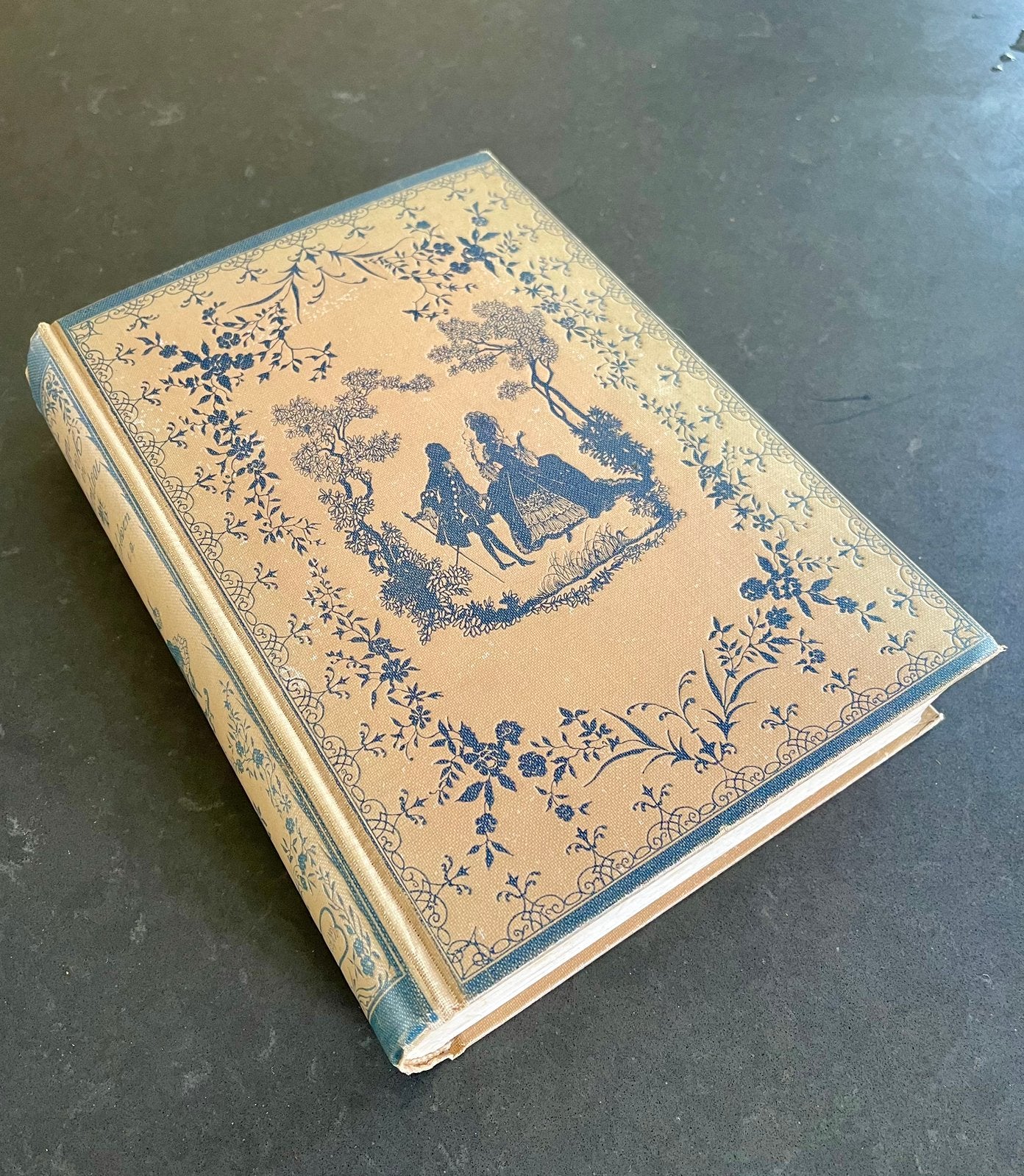 Van hoepelrok en pruikentooi. 18e Eeuw bezien in 8 novellen., Ophalen of Verzenden, Gelezen