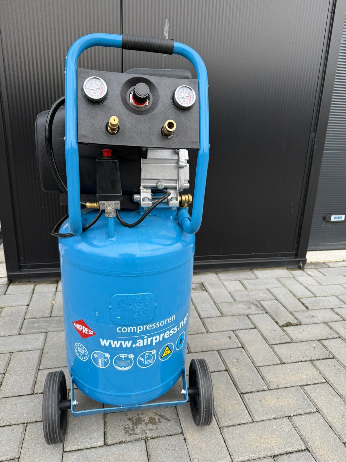 Airpress 50L uit 2023, Doe-het-zelf en Verbouw, Compressors, Ophalen, Zo goed als nieuw, Geluidgedempt, 25 tot 100 liter