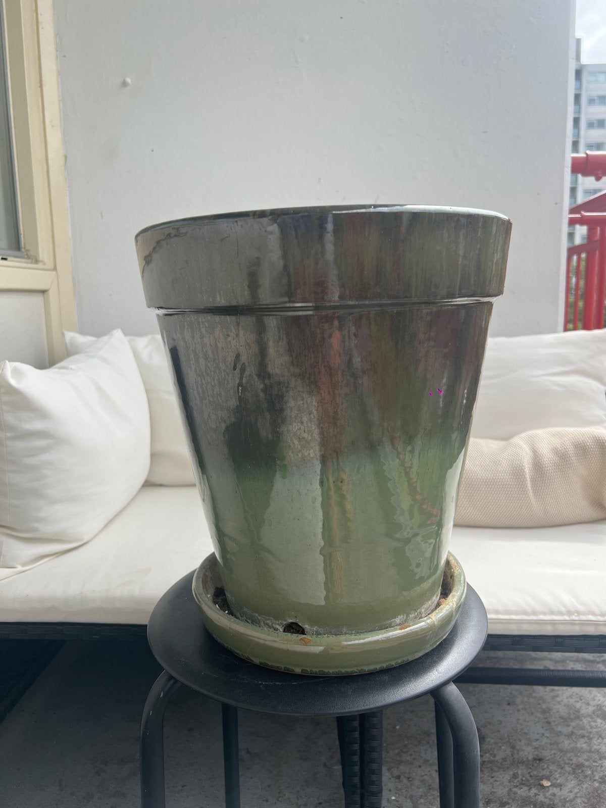 Grote groene bloempot met schotel, Gebruikt, Rond, Binnen, Aardewerk