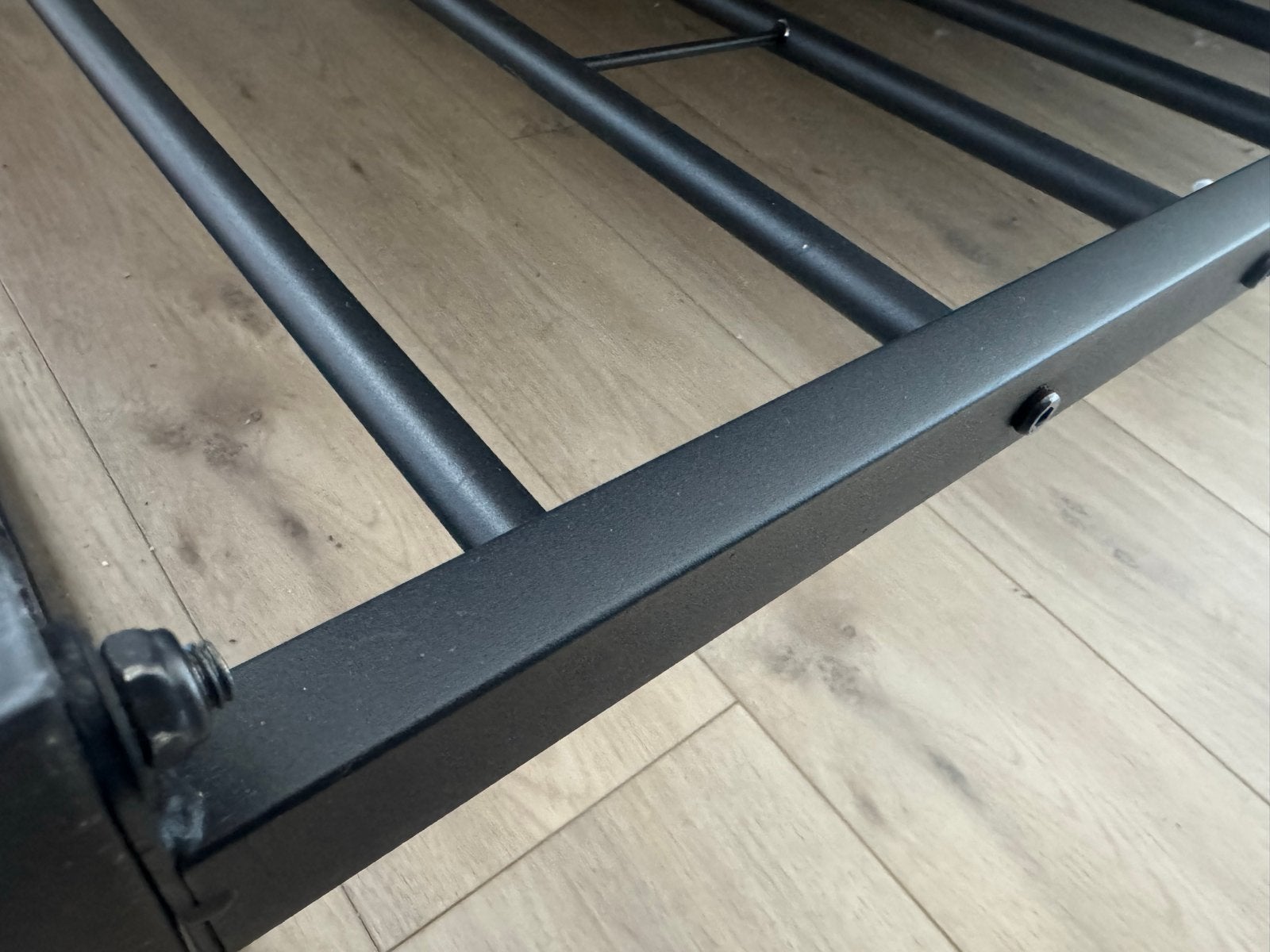 Zwart bed met metalen frame en houten accenten, Huis en Inrichting, Ophalen, Gebruikt, 90 cm, Eenpersoons