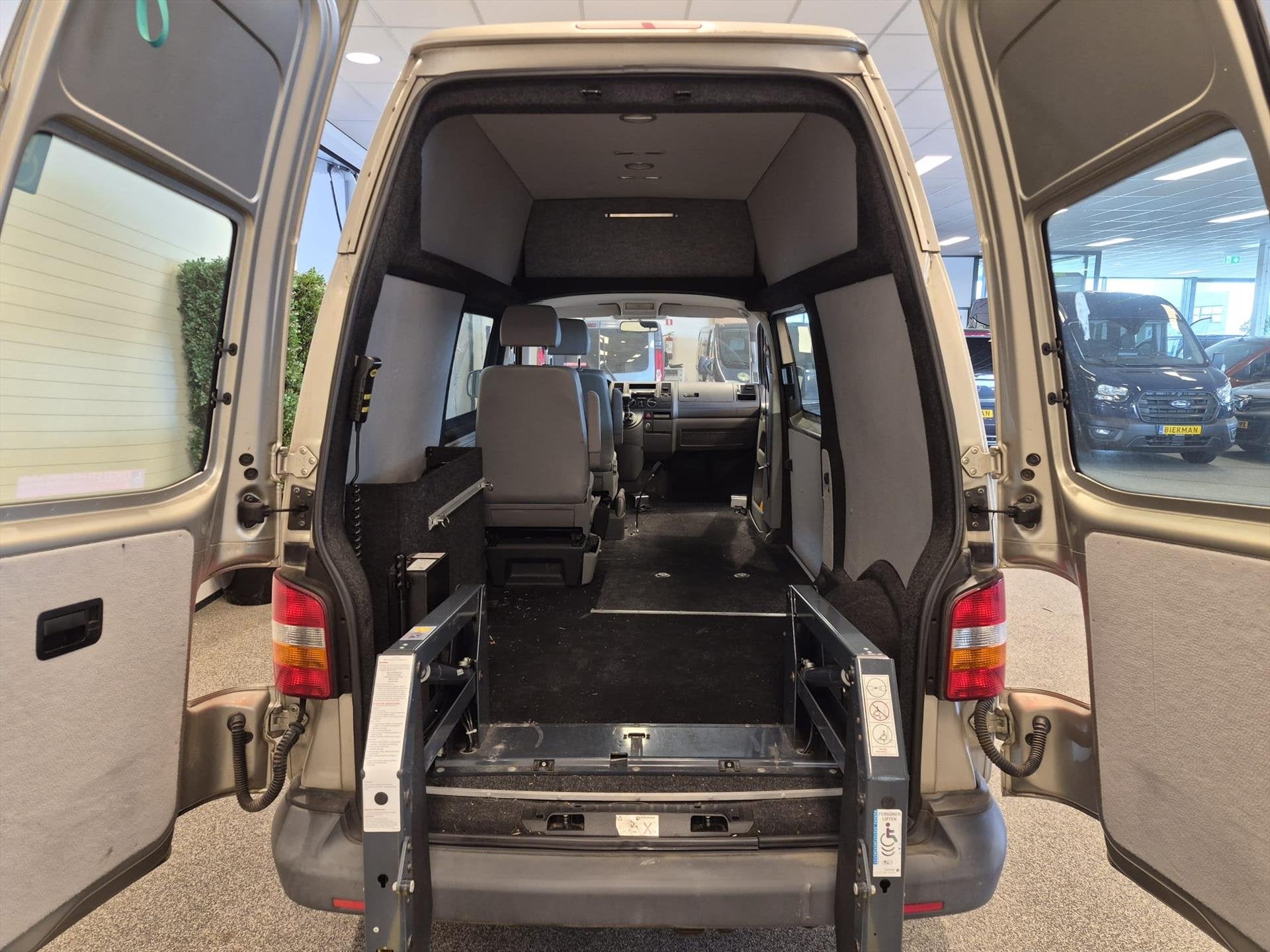 Volkswagen Transporter L2H3 Rolstoelbus Automaat - rolstoel, 12 maanden, Stof, Gebruikt, Volkswagen