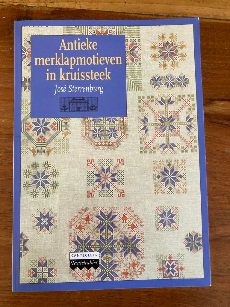 Antieke merklapmotieven in kruissteek - José Sterrenburg, Ophalen of Verzenden, Zo goed als nieuw, Borduren en Naaien