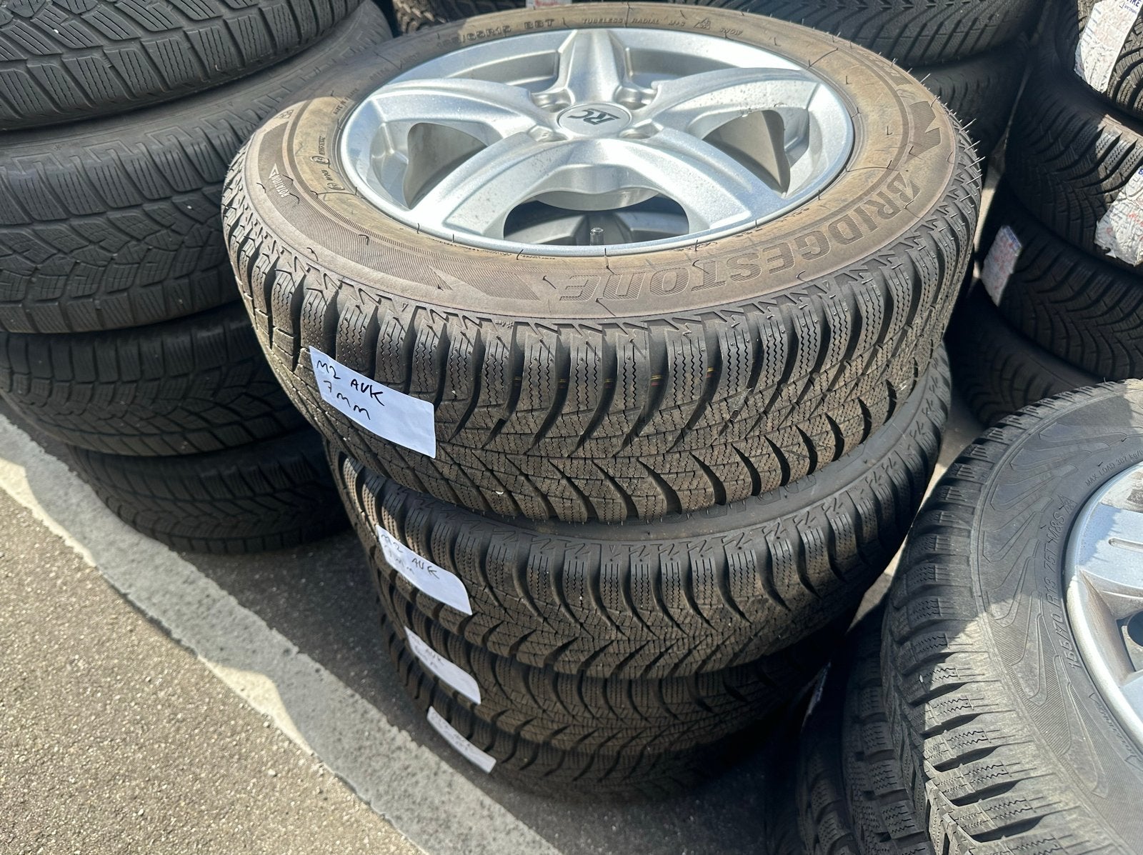 Mazda 2 Winterwielen - Bridgestone 185/65R15, Auto-onderdelen, Ophalen, Gebruikt, 15 inch, Banden en Velgen