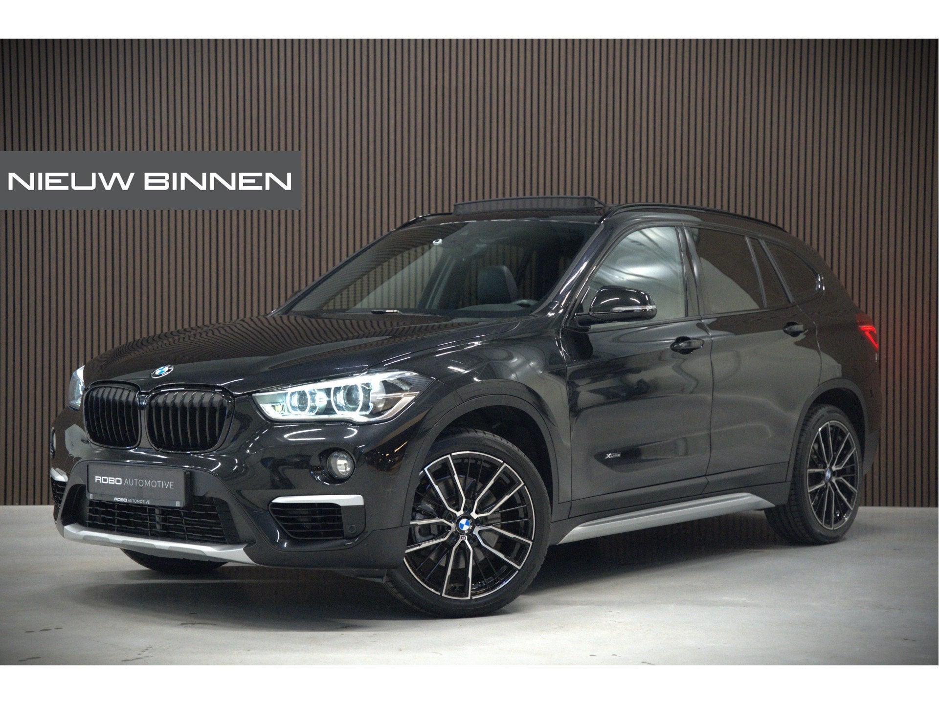 BMW X1 xDrive20i High Executive | Panoramadak | Head-Up Disp, Auto's, BMW, Gebruikt, 2000 kg, Zwart, Bedrijf