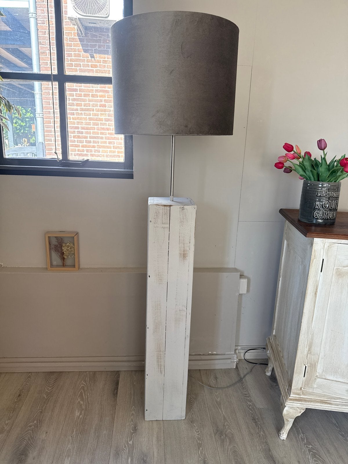 Steigerhouten vloerlamp met grijze kap - 1.76m hoog, Huis en Inrichting, Lampen | Vloerlampen, Ophalen of Verzenden, Gebruikt
