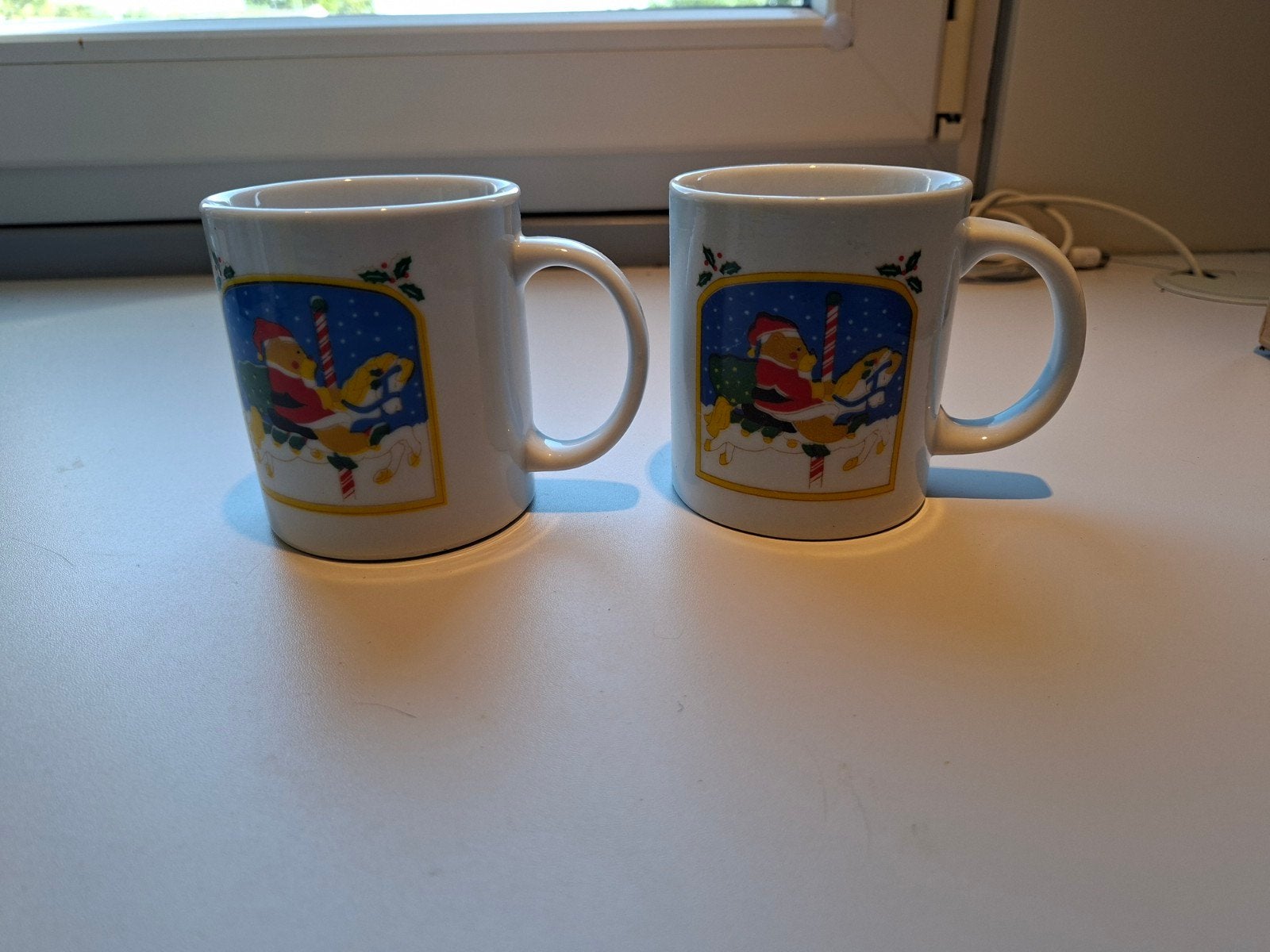 Set van 2 Kerstmokken met Kerstman en Carrousel, Ophalen of Verzenden, Steen/keramiek, Meerkleurig, Overige typen